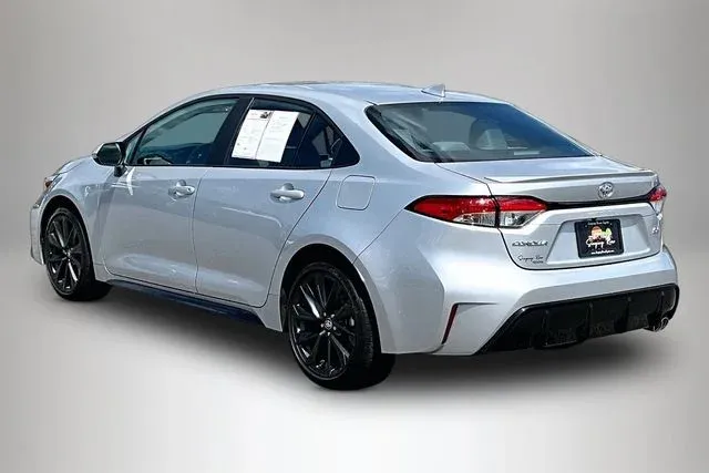 2025 Toyota Corolla SE thumbnail 4