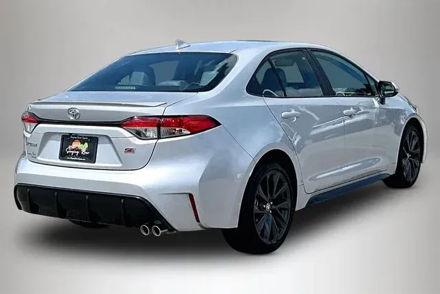 2025 Toyota Corolla SE thumbnail 5