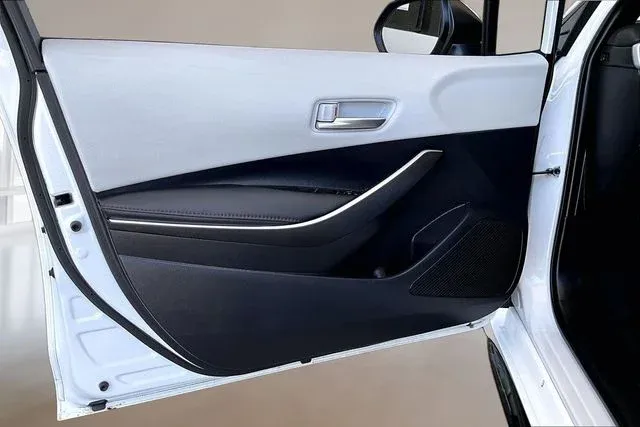 2025 Toyota Corolla SE thumbnail 17