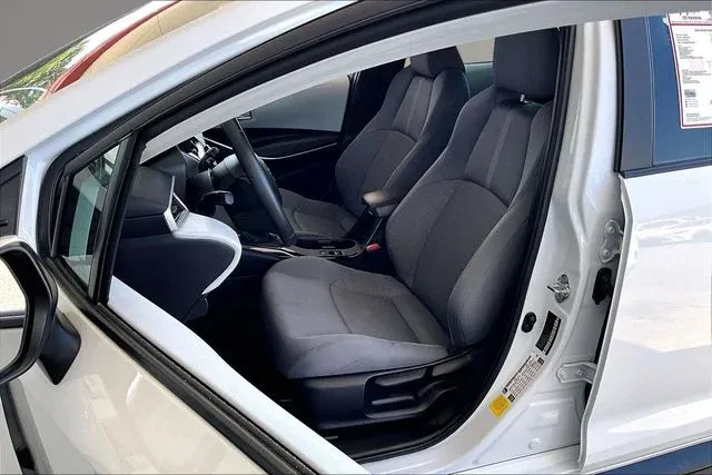 2025 Toyota Corolla SE thumbnail 18