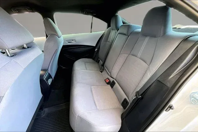 2025 Toyota Corolla SE thumbnail 19