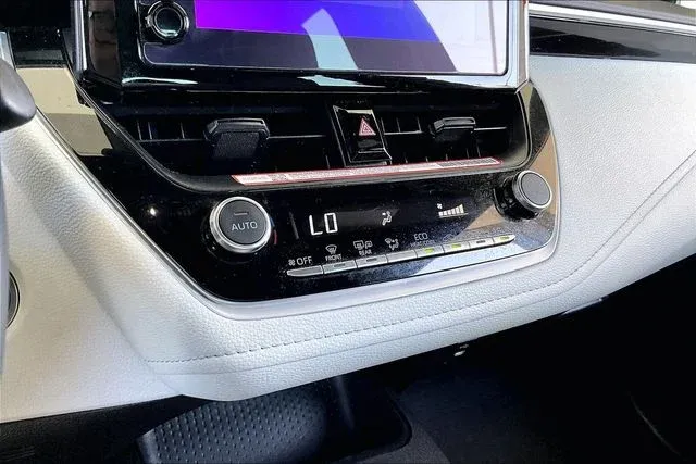 2025 Toyota Corolla SE thumbnail 23