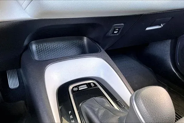 2025 Toyota Corolla SE thumbnail 24