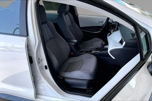 2025 Toyota Corolla SE thumbnail 26