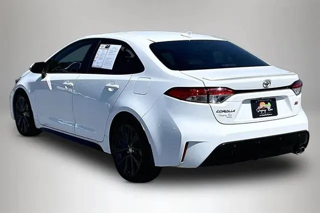 2025 Toyota Corolla SE thumbnail 4