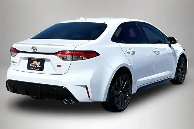 2025 Toyota Corolla SE thumbnail 5
