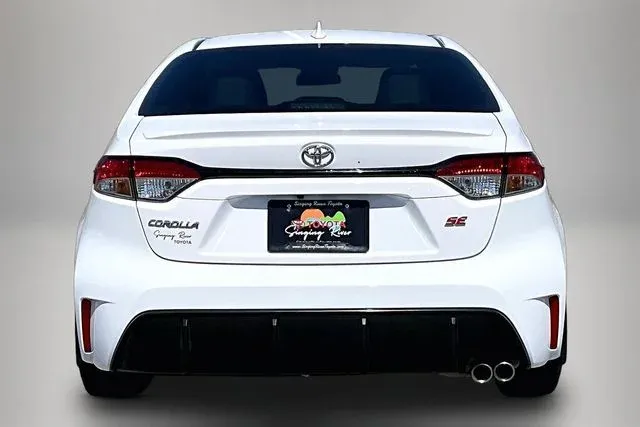 2025 Toyota Corolla SE thumbnail 6