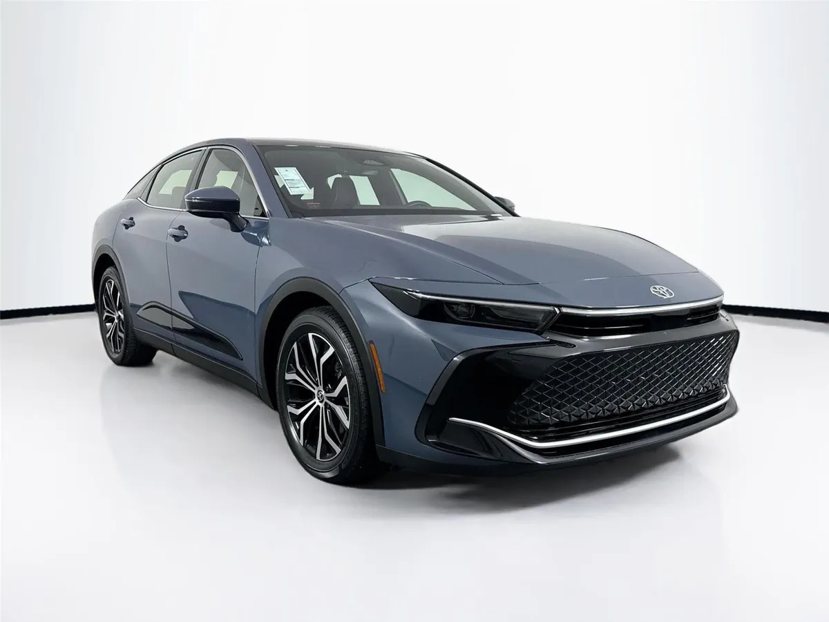 2025 Toyota Crown XLE thumbnail 10