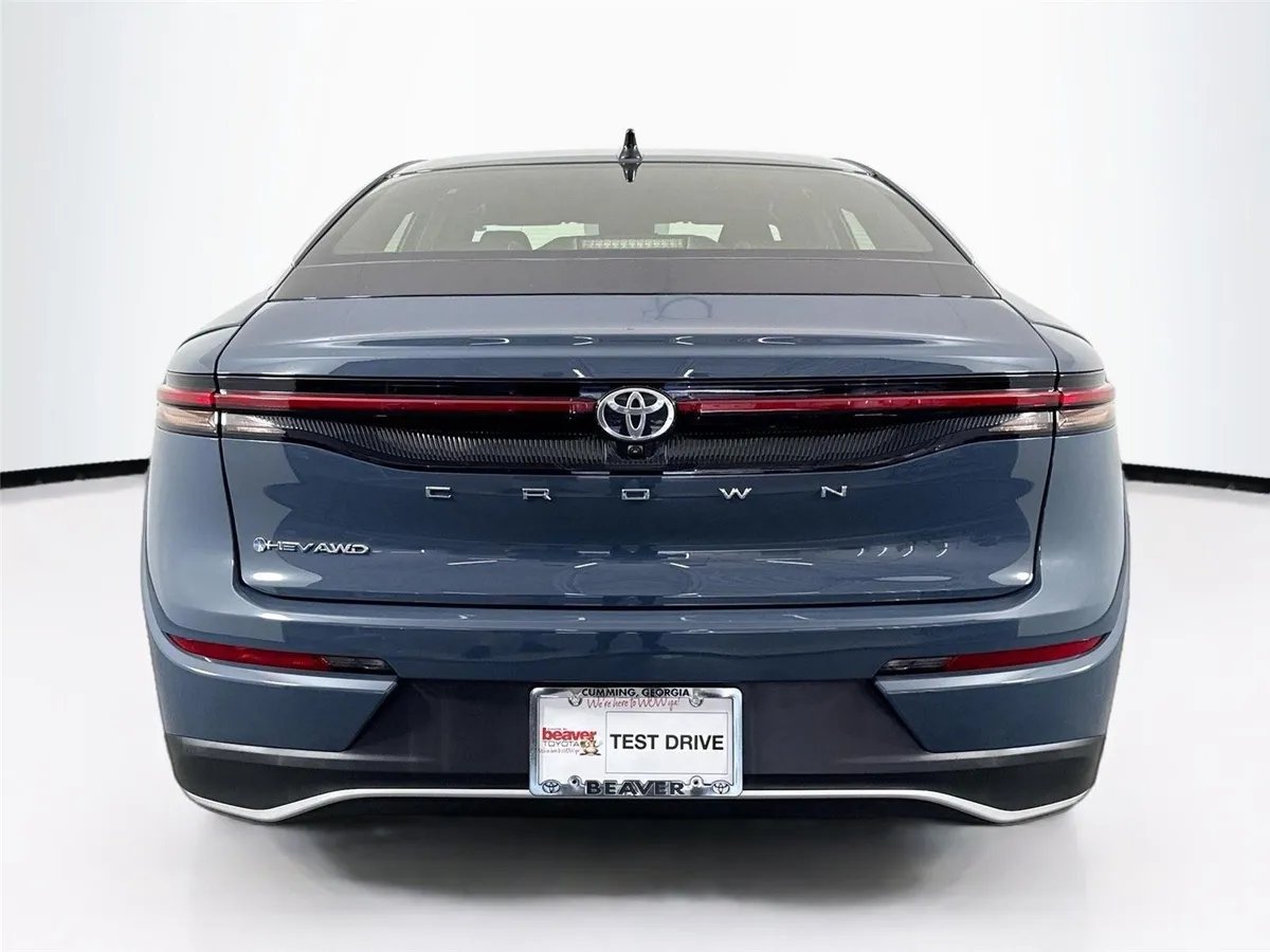 2025 Toyota Crown XLE thumbnail 12