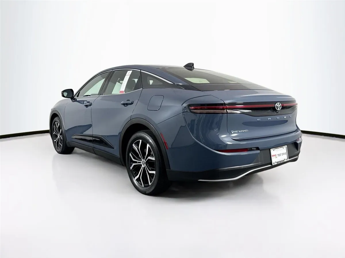 2025 Toyota Crown XLE thumbnail 13