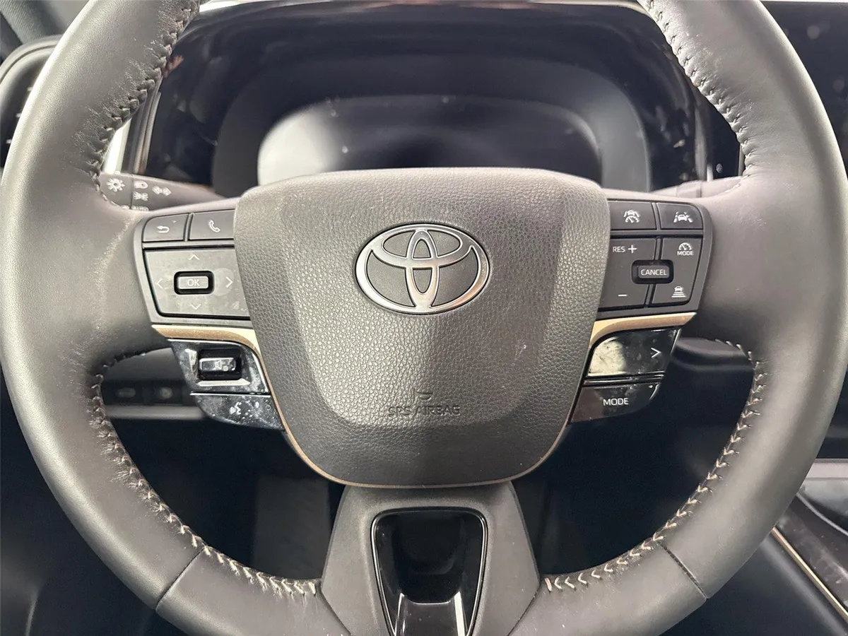 2025 Toyota Crown XLE thumbnail 16