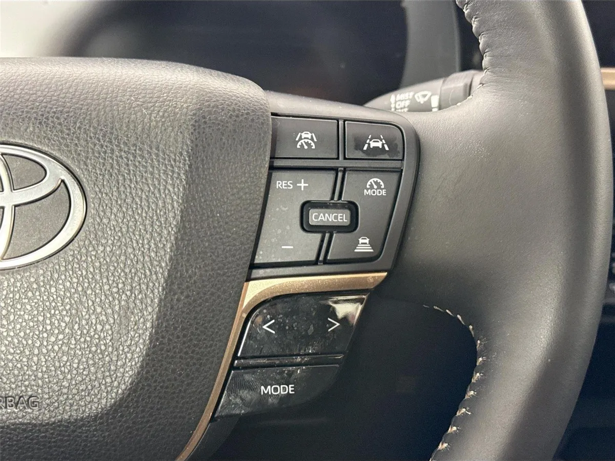 2025 Toyota Crown XLE thumbnail 18