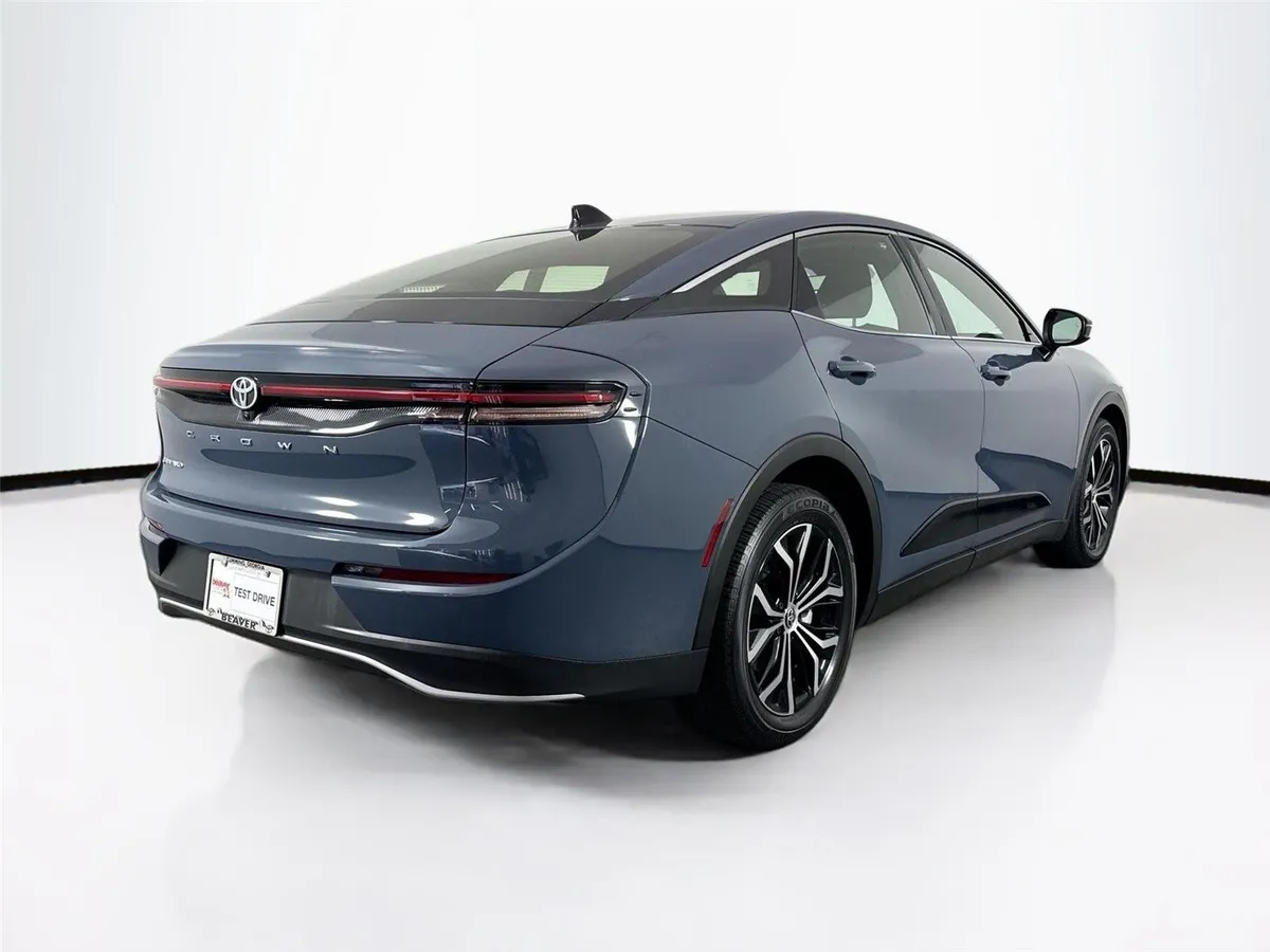 2025 Toyota Crown XLE thumbnail 2