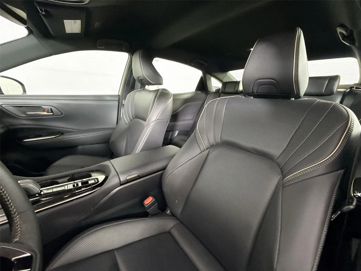 2025 Toyota Crown XLE thumbnail 3