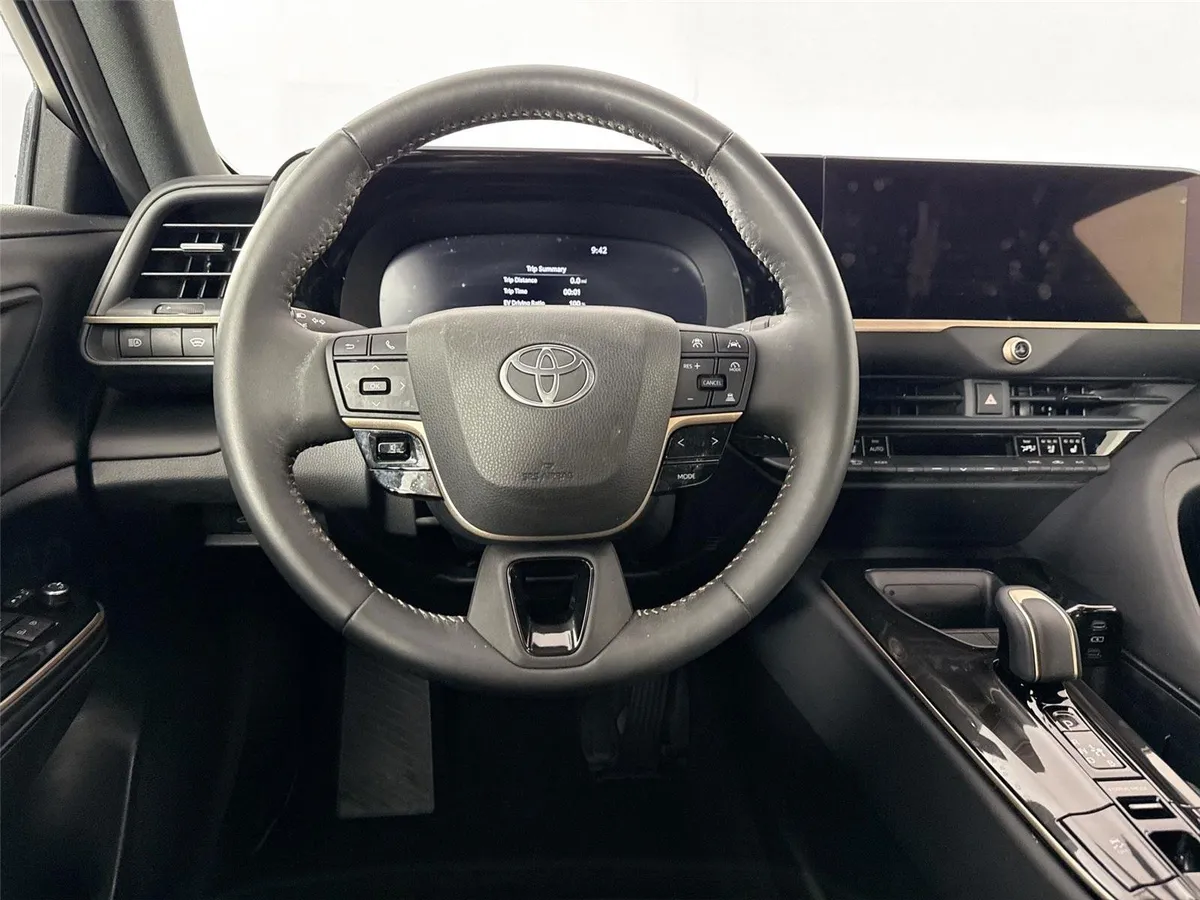 2025 Toyota Crown XLE thumbnail 30