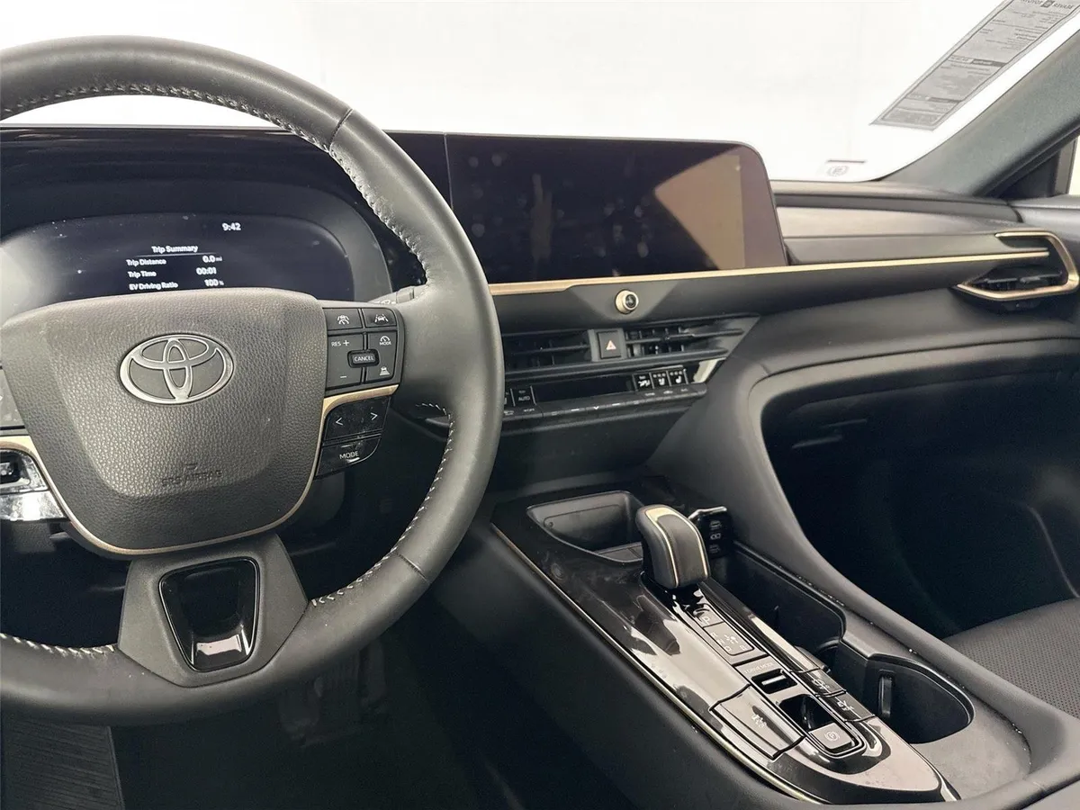 2025 Toyota Crown XLE thumbnail 31