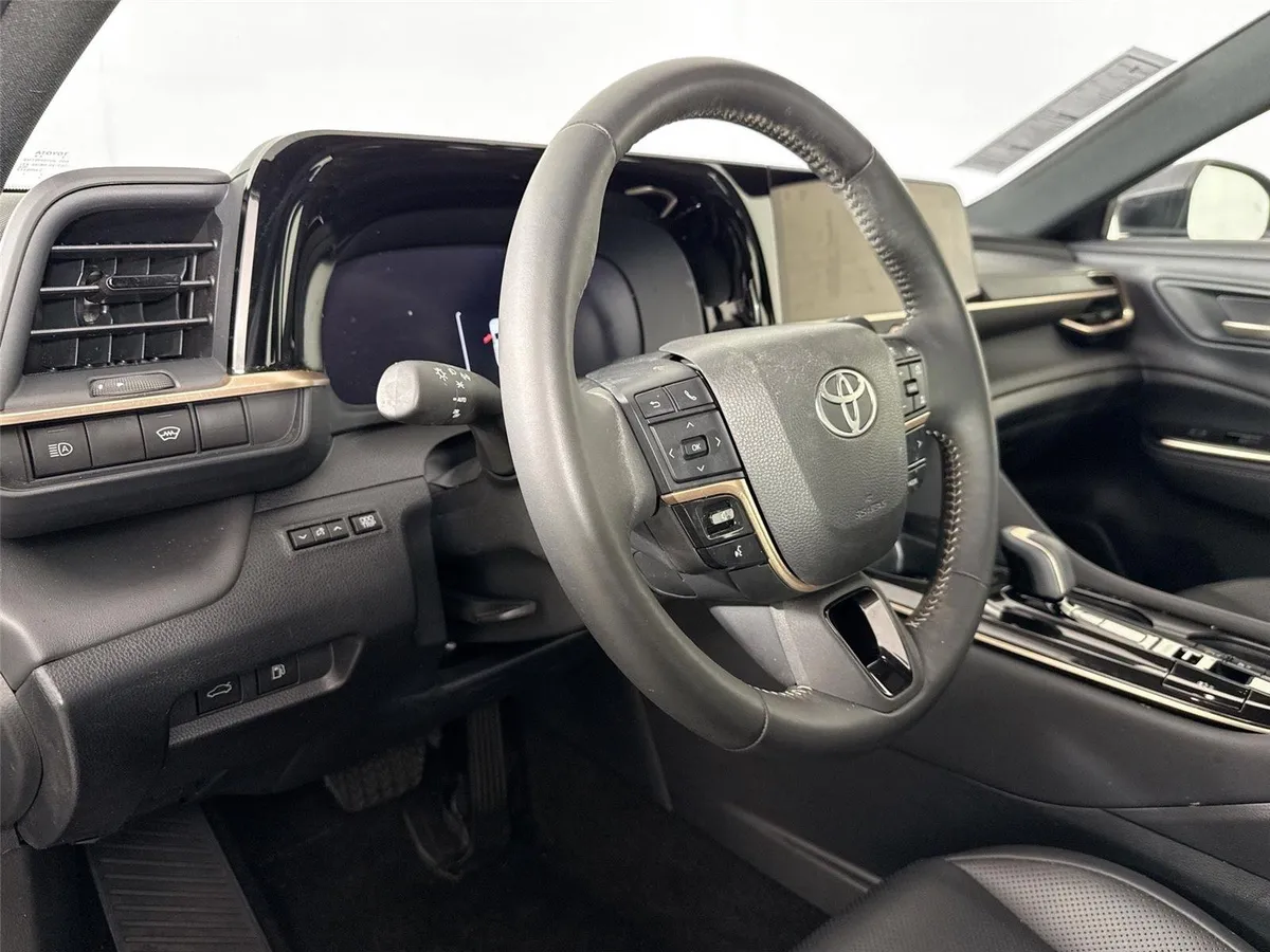 2025 Toyota Crown XLE thumbnail 4