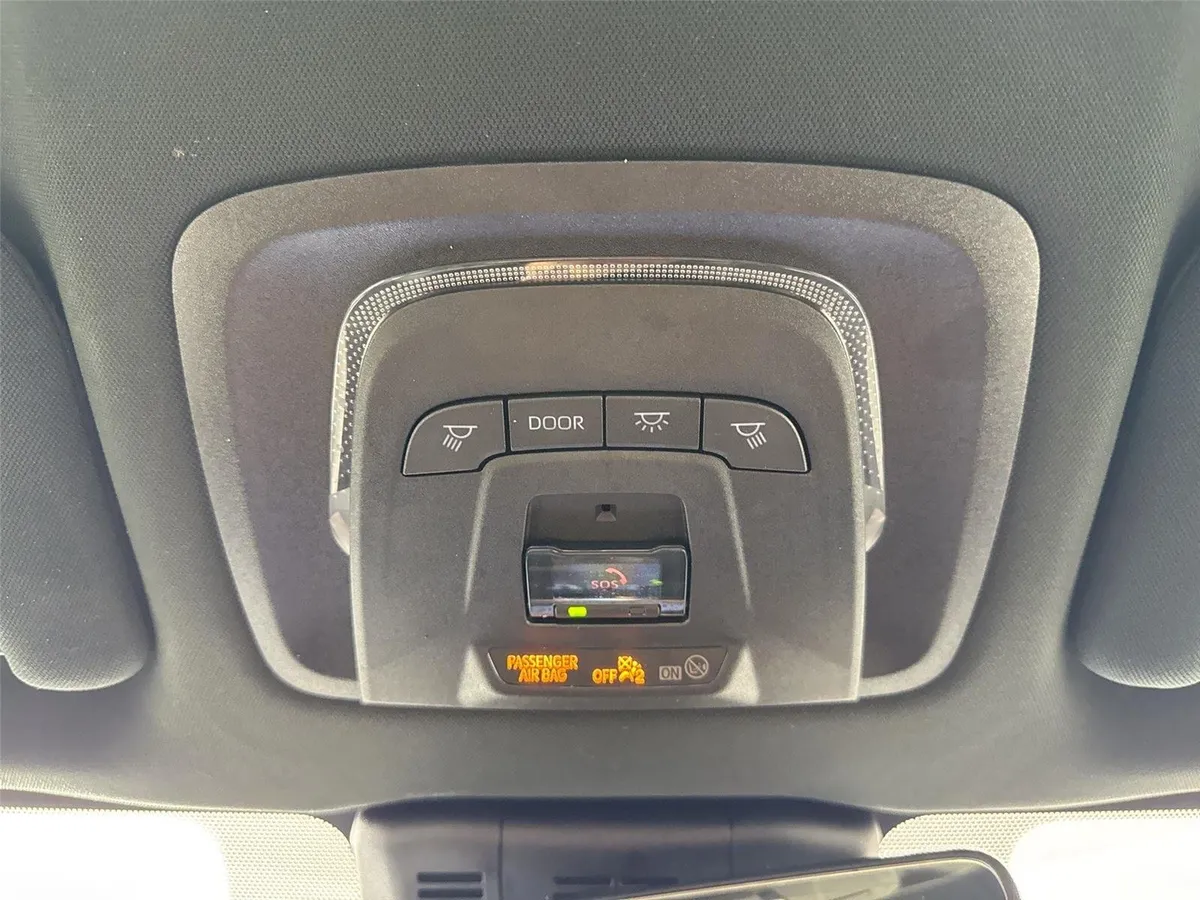 2025 Toyota Crown XLE thumbnail 6