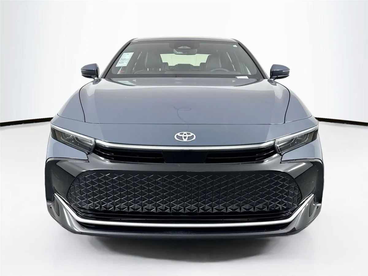 2025 Toyota Crown XLE thumbnail 9