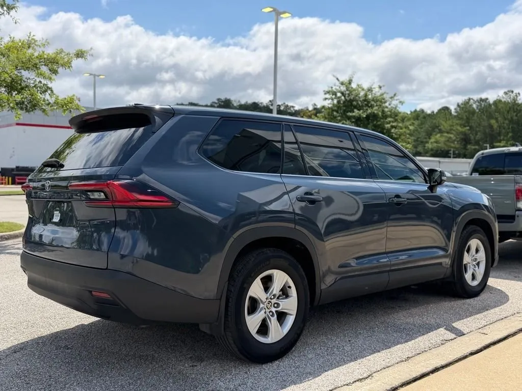 2025 Toyota Grand Highlander LE thumbnail 3
