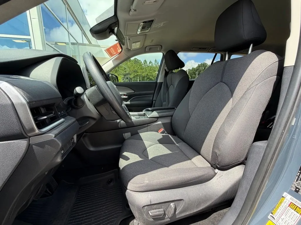 2025 Toyota Grand Highlander LE thumbnail 5