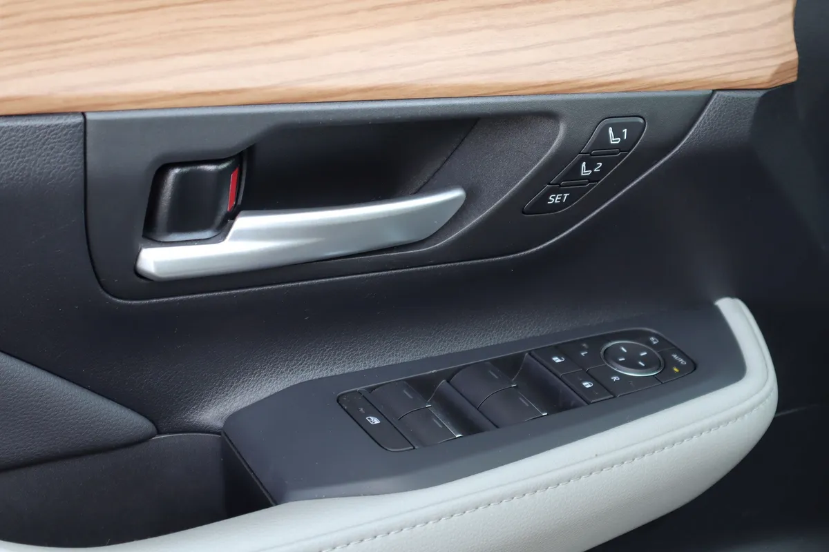 2025 Toyota Grand Highlander Platinum thumbnail 24