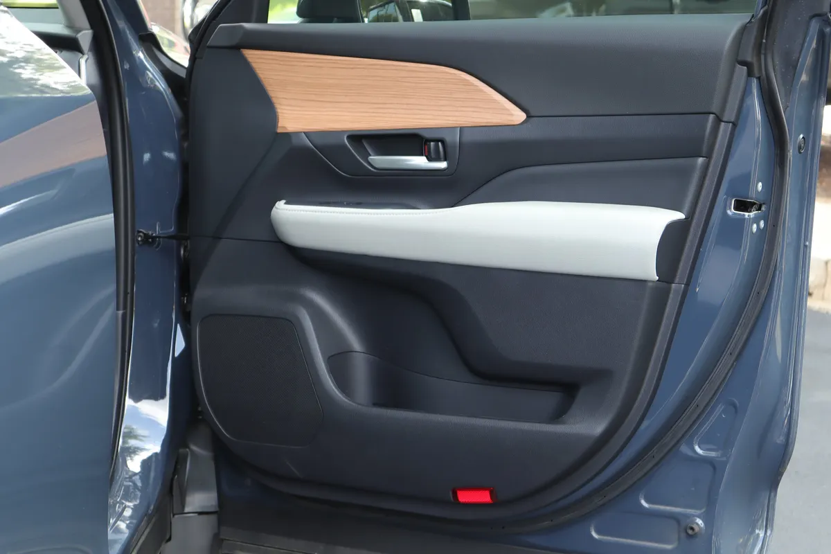 2025 Toyota Grand Highlander Platinum thumbnail 29