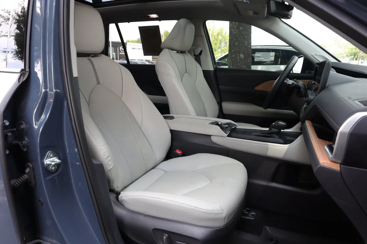 2025 Toyota Grand Highlander Platinum thumbnail 30