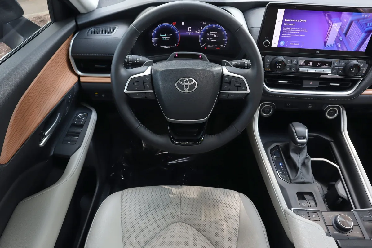2025 Toyota Grand Highlander Platinum thumbnail 31