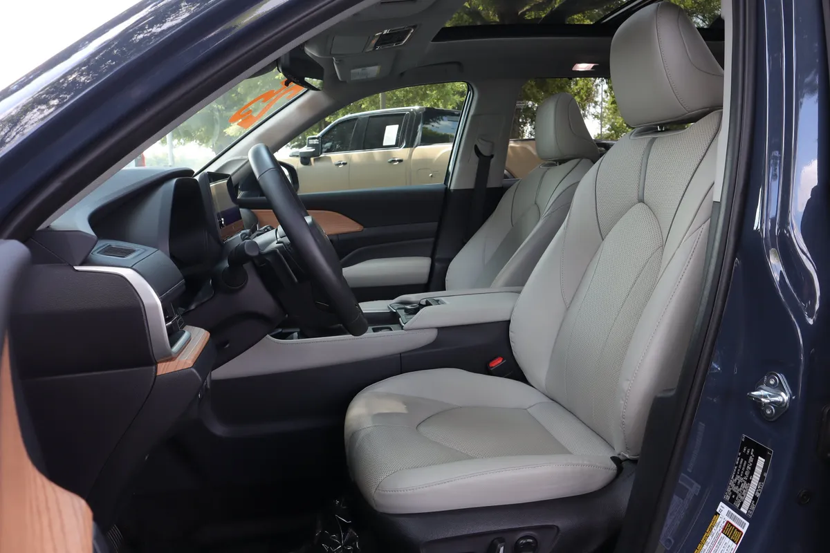 2025 Toyota Grand Highlander Platinum thumbnail 8