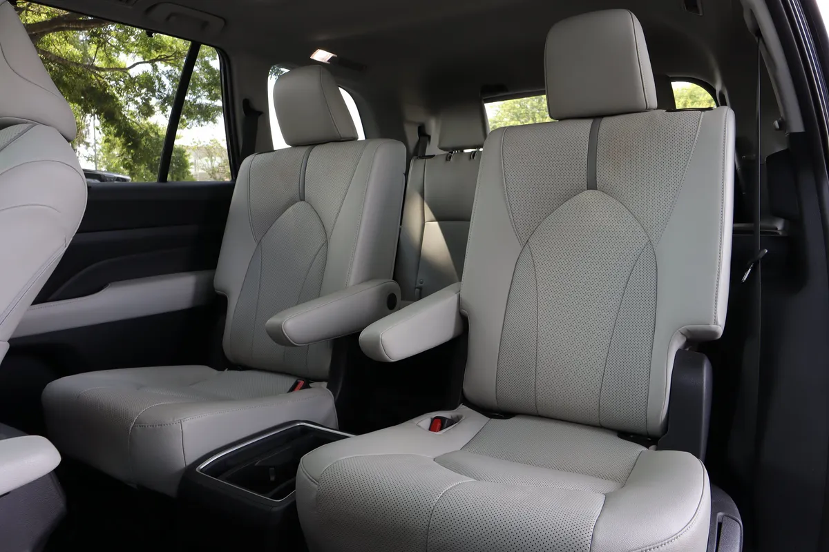 2025 Toyota Grand Highlander Platinum thumbnail 9