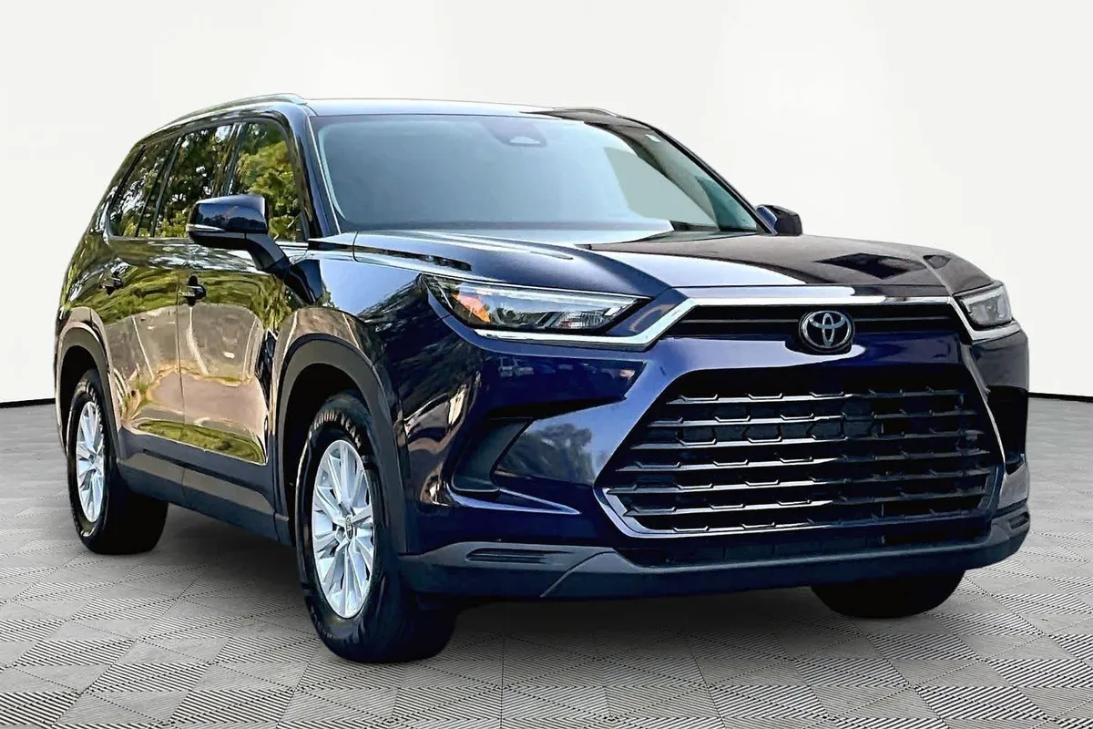 2025 Toyota Grand Highlander XLE thumbnail 3