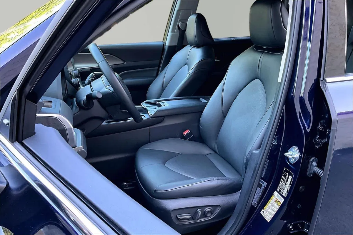 2025 Toyota Grand Highlander XLE thumbnail 8