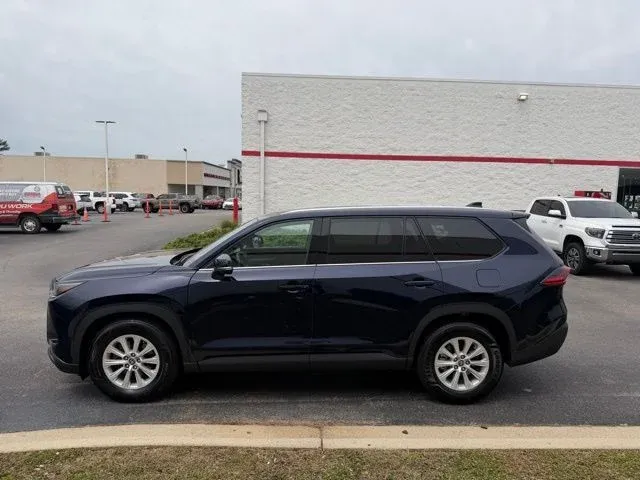 2025 Toyota Grand Highlander XLE thumbnail 3
