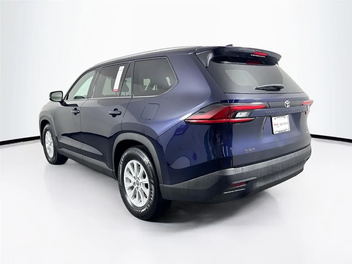 2025 Toyota Grand Highlander XLE thumbnail 13