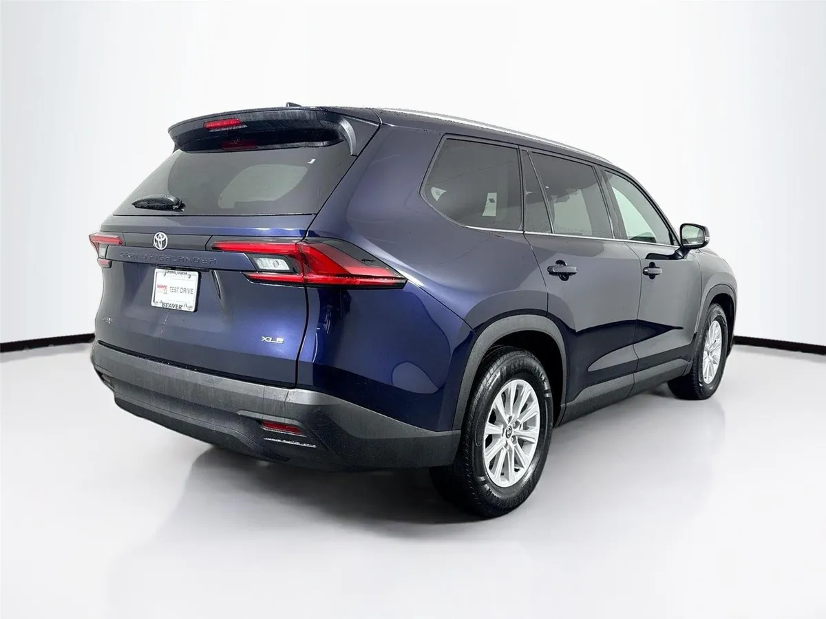 2025 Toyota Grand Highlander XLE thumbnail 2