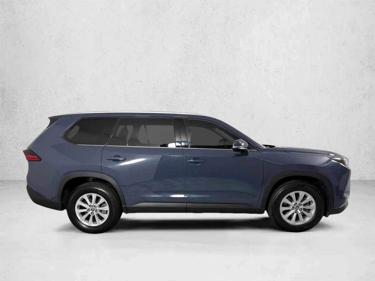 2025 Toyota Grand Highlander XLE thumbnail 2