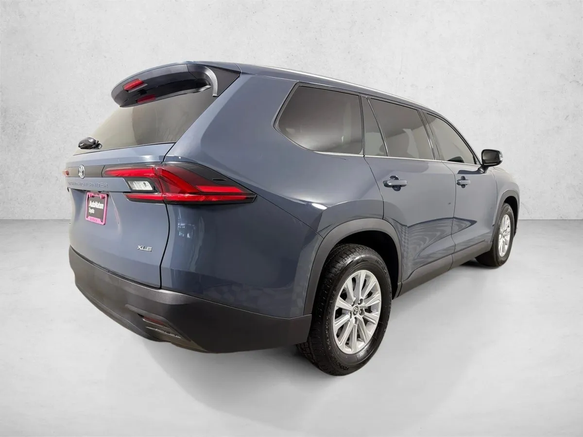 2025 Toyota Grand Highlander XLE thumbnail 3