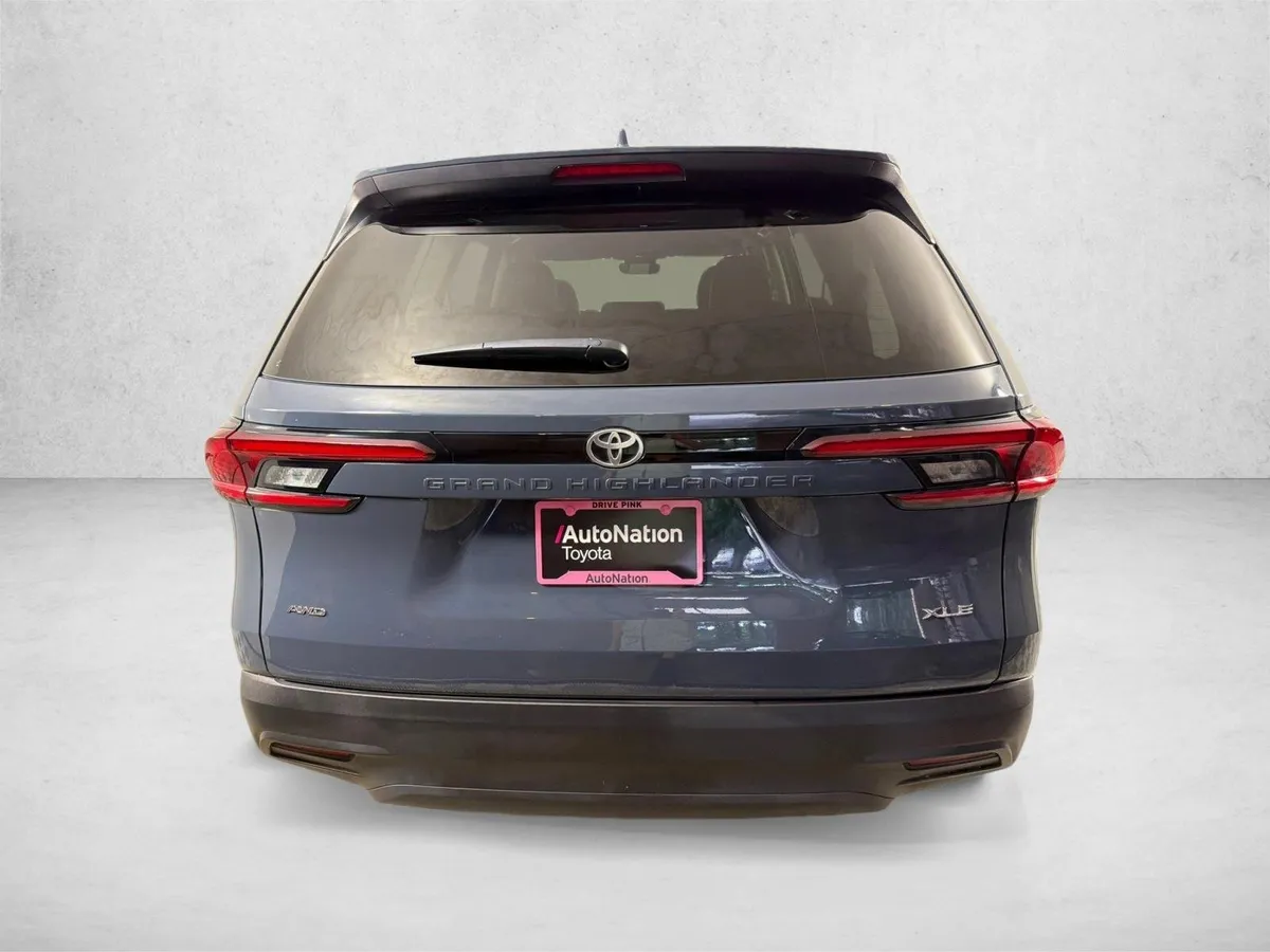 2025 Toyota Grand Highlander XLE thumbnail 4