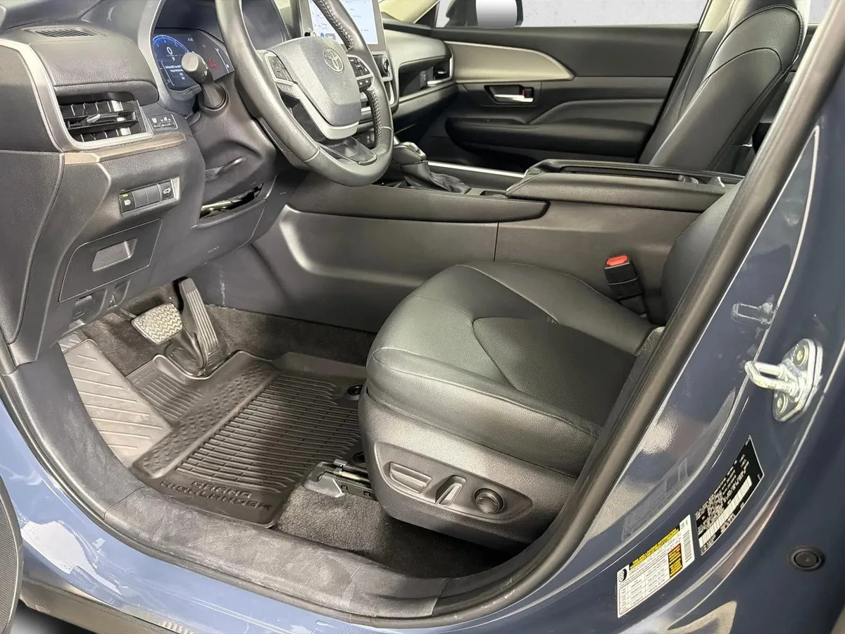 2025 Toyota Grand Highlander XLE thumbnail 9