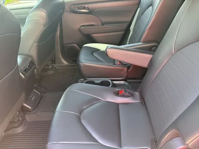2025 Toyota Highlander Hybrid XLE thumbnail 18