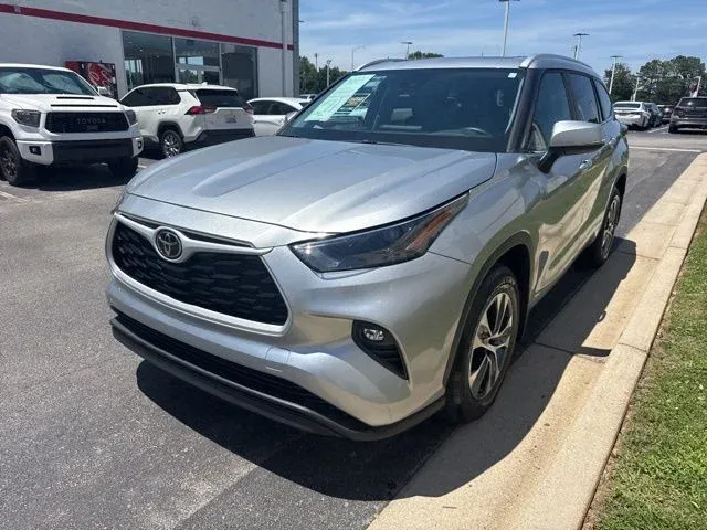 2025 Toyota Highlander Hybrid XLE thumbnail 3