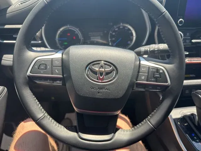 2025 Toyota Highlander Hybrid XLE thumbnail 32
