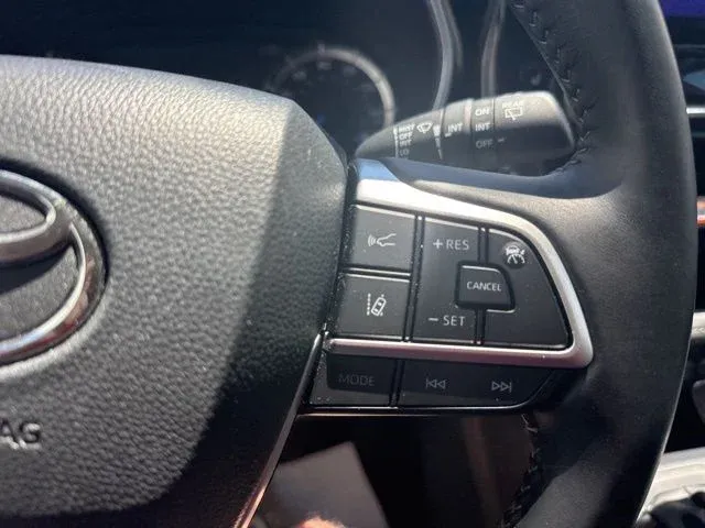 2025 Toyota Highlander Hybrid XLE thumbnail 34