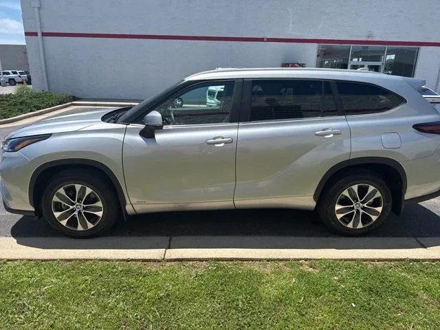 2025 Toyota Highlander Hybrid XLE thumbnail 4