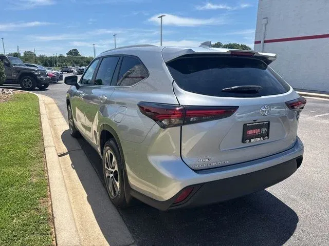 2025 Toyota Highlander Hybrid XLE thumbnail 5