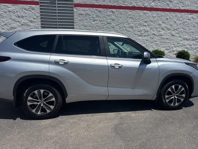 2025 Toyota Highlander Hybrid XLE thumbnail 8