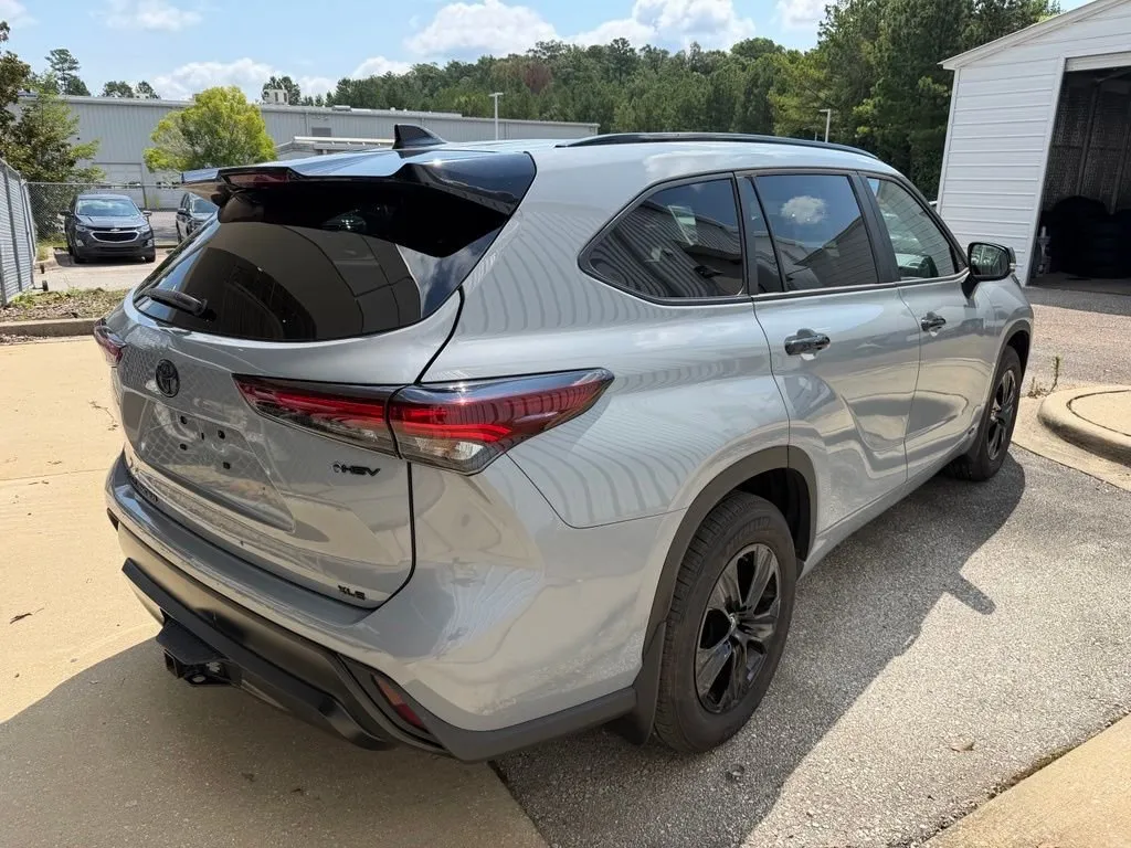 2025 Toyota Highlander Hybrid XLE thumbnail 3