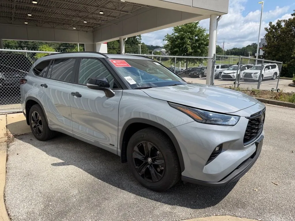 2025 Toyota Highlander Hybrid XLE thumbnail 4