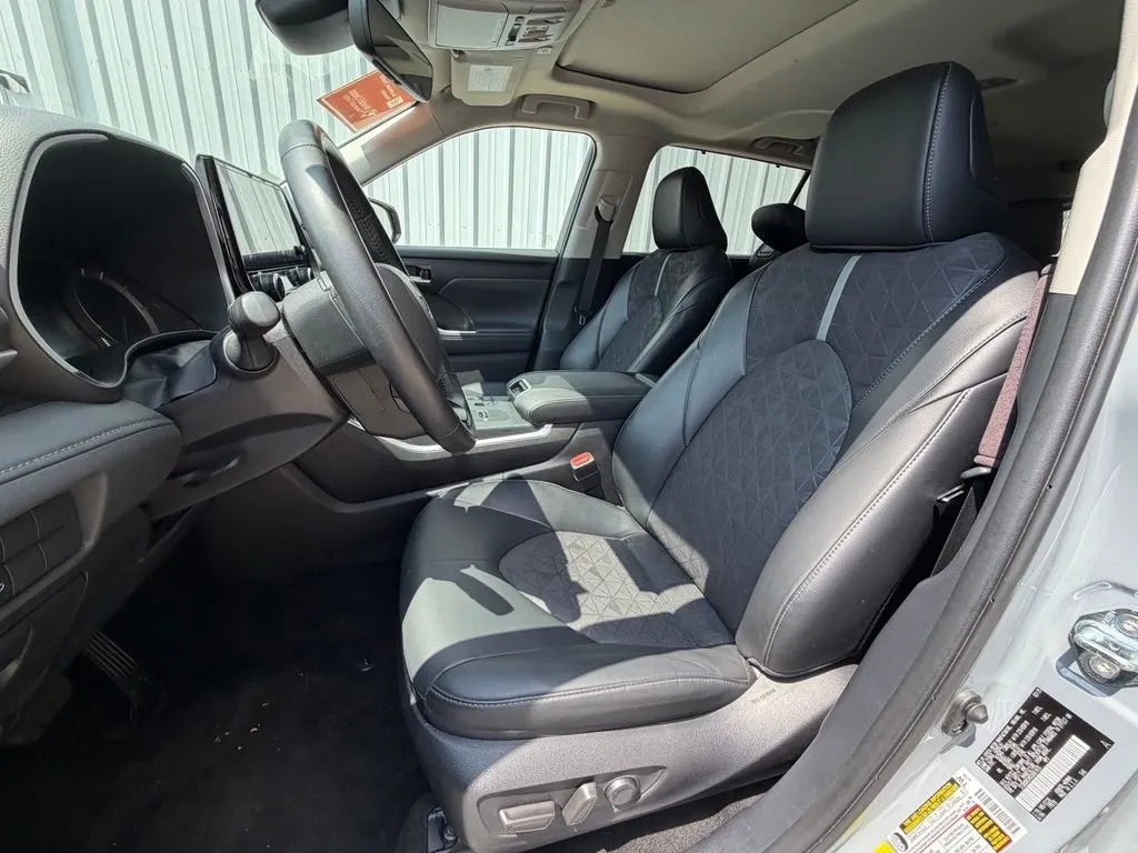 2025 Toyota Highlander Hybrid XLE thumbnail 5